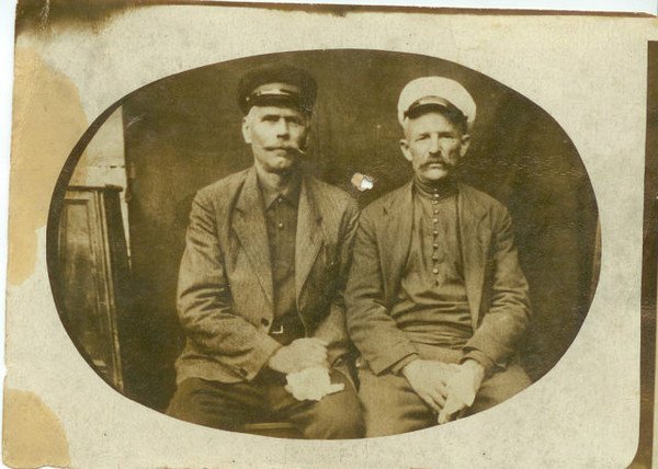 Слева Федот Павлович Задирака, справа его знакомый Паловай Никита Андреевич